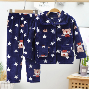 Pyjamas i fleece med stjärnor och teddybjörn för flickor på en galge i ett hus