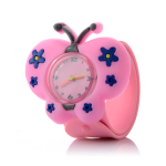 3D-klocka för flickor i form av en rosa fjäril med svarta antenner och små blå blommor