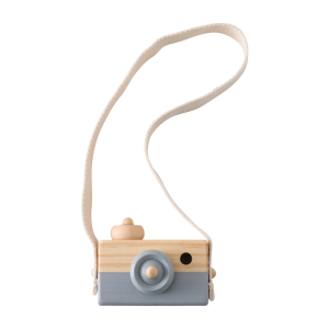 Grå träleksak i form av en kamera
