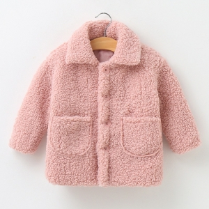 Plyschig rosa jacka med två fickor och beige hängare