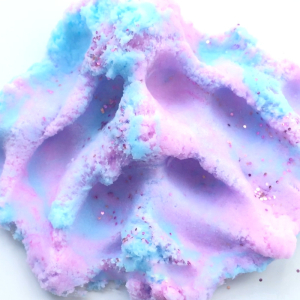 Mjukt färgat moln-slime för flickor med vit bakgrund