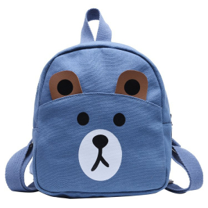 En blå ryggsäck med ett sött nallebjörnsansikte för flickor. Djurets ansikte är vitt och brunt. Den har ett handtag på ovansidan och två axelremmar på baksidan.
