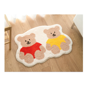 En matta för ett barnrum med en söt tecknad nallebjörnsduo klädd i en röd tröja och den andra gul. Bakgrunden är beige. Mattan ligger på ett ljust trägolv.
