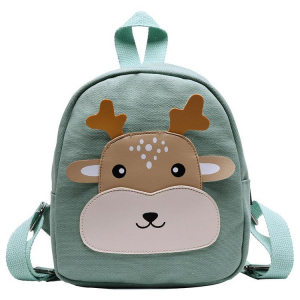 En grön ryggsäck med ett sött renansikte för flickor. Djurets ansikte är beige och brunt. Den har ett handtag på ovansidan och två axelremmar på baksidan.