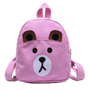 En rosa ryggsäck med ett sött nallebjörnsansikte för flickor. Djurets ansikte är vitt och brunt. Den har ett handtag på ovansidan och två axelremmar på baksidan.