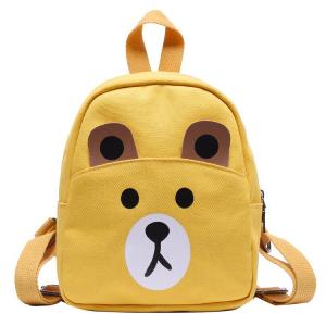 En gul ryggsäck med ett sött nallebjörnsansikte för flickor. Djurets ansikte är vitt och brunt. Den har ett handtag på ovansidan och två axelremmar på baksidan.