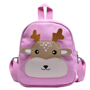 En rosa ryggsäck med ett sött renansikte för flickor. Djurets ansikte är beige och brunt. Den har ett handtag på ovansidan och två axelremmar på baksidan.