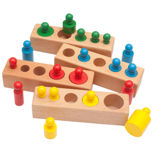 Montessori träspel 5 hål med 4 rader för små flickor tillverkade av trä med vit bakgrund