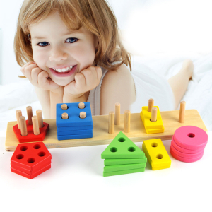 Färgglada Montessori-spel i trä med geometriska former för små flickor med en leende liten flicka i bakgrunden