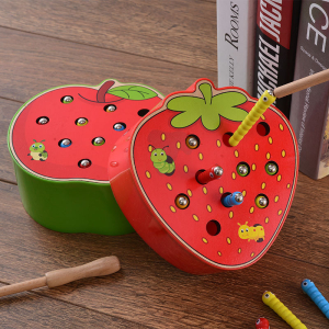 Montessori-set med äpple och jordgubbar för små flickor rött med träbakgrund