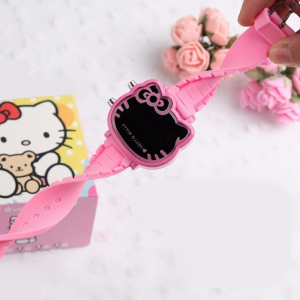 Rosa silikonklocka för flickor, hello Kitty, presenteras med armbandet vridet för att visa dess flexibilitet