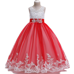 Röd långklänning med rosett för flickor överdelen är vit med spets och presenteras på en vit bakgrund