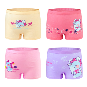 Fyra boxershorts på vit bakgrund med blå enhörningar med rosa manar, en gul med ett Rainbow Horse-budskap och små rosetter, en mörkrosa med stjärnor, en ljusrosa med färgade sfärer och en lila