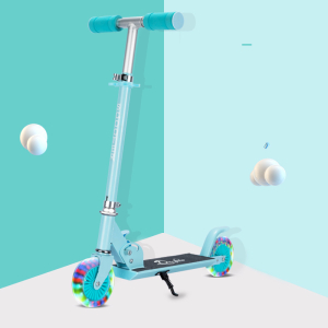 Blå 2-hjulig scooter för flickor, bra kvalitet och mycket modern i blått.