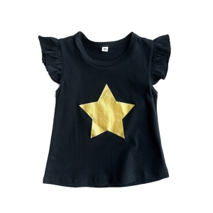 På en vit bakgrund, en svart t-shirt för flickor med korta volangärmar och ett centralt motiv av en 5-punkts guldstjärna