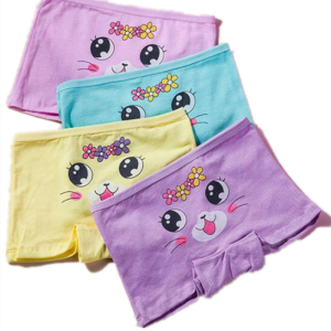 På en vit bakgrund, fyra tjejers boxershorts, en lila, en rosa, en gul och en blå med små kattungeansikten som sticker ut tungan, med en blommig krona, mustascher och röda kinder och svarta ögon, som ser busiga ut