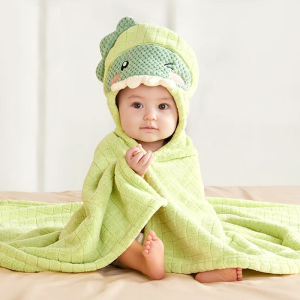 Baby sitter i en grön badrock med huva