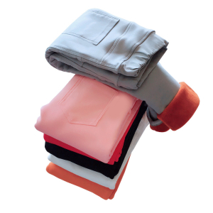 Flera treggings hopvikta och placerade ovanpå varandra