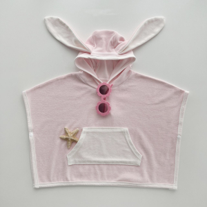 Rosa badrock med huva och kaninöron, framfickor, solglasögon på kragen och sjöstjärna som dekoration