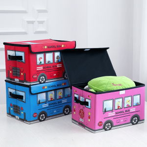 3 bussformade leksakslådor, en öppen med en grön kudde inuti