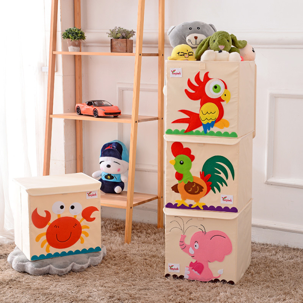 3 staplade förvaringsboxar och en bredvid i ett sovrum