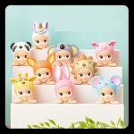 9 miniatyrmodeller arrangerade på ett block med steg