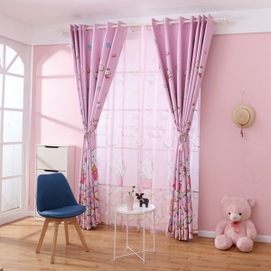 Hello Kitty-tryckt sovrumsgardin för flickor med rosa bakgrund och ett barns sovrum
