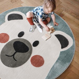 Rund matta med nallebjörnstryck för en liten flickas sovrum med en träbakgrund och en liten flicka på mattan