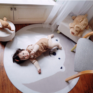 Matta i flickrum med vitt björntryck och baby på mattan