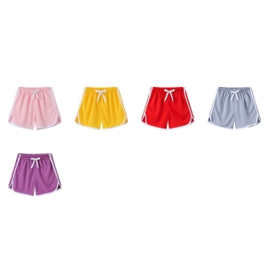 5 badshorts i olika färger mot en vit bakgrund