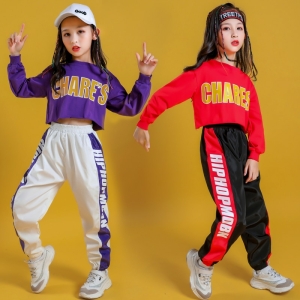 2 unga flickor poserar i joggingdräkter och hiphop-tröjor