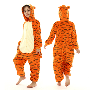 Ung flicka i profil och bakifrån, klädd i en orange tiger-surpyjama
