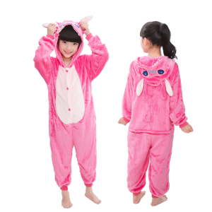 Ung flicka stående framifrån och bakifrån i rosa overpyjamas med huva