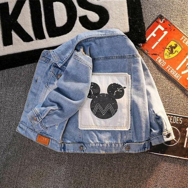 Blå jeansjacka med svartvit Mickey-logotyp på ryggen