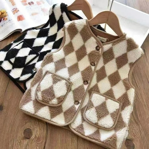 2 ärmlösa diamantvästar på galgar, liggande platt på trä