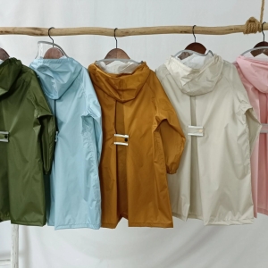 5 vindjackor i olika färger på en träställning