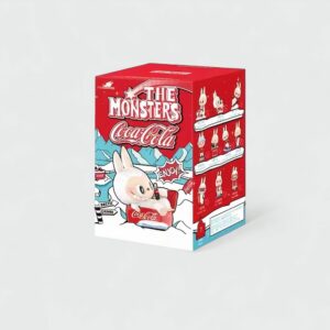 Mystery box med minifigur i Labubu-stil Coca Cola-kollektionen The Monsters i Coca Colas färger, mot grå bakgrund.