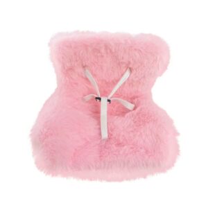 Liten fluffig bilstol för gosedjur i Labubu-stil, rosa färg, mot vit bakgrund.