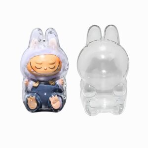 Ett skyddsfodral för sittande Labubu-gosedjur med ett exemplar som innehåller en Labubu och ett tomt, på vit bakgrund.