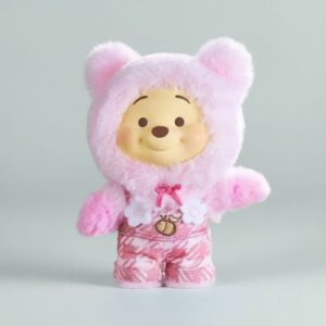 Gosedjur av Nalle Puh i en rosa färg i kawaii stil inspirerad av Labubu, på grå bakgrund