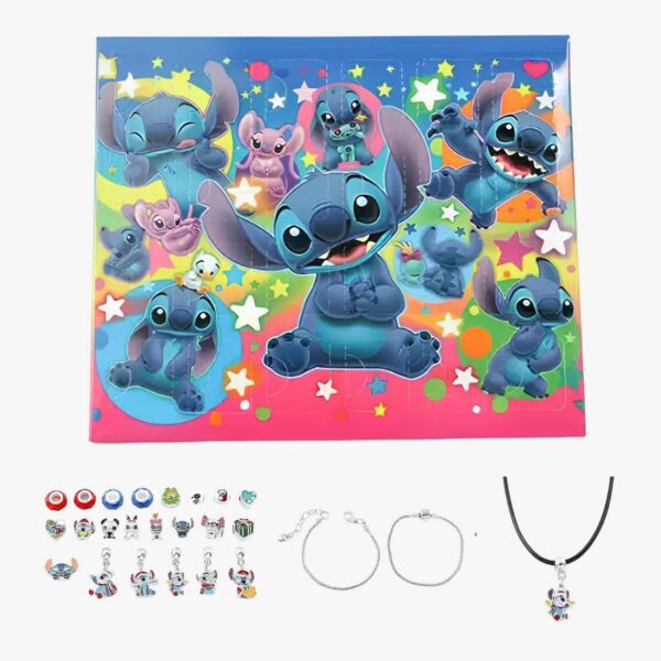 Stitch Adventskalender smycken att skapa på vit bakgrund. Lådan i Stitch färger överst och under den charms, två metallarmband och ett halsband med svart snöre.