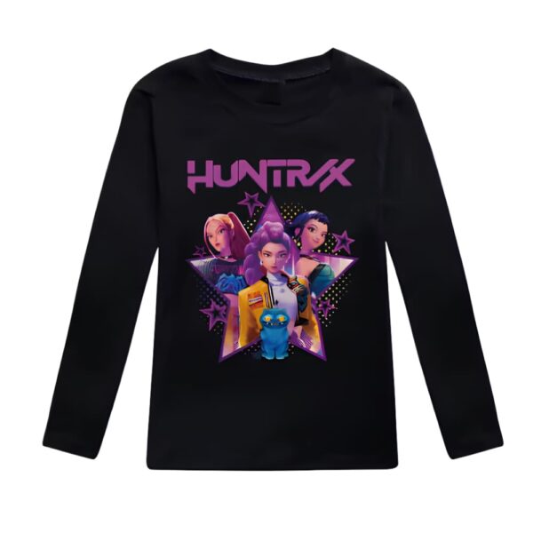 K-pop Demon Hunters Flickor T-shirt med långa ärmar färgglatt motiv. T-shirten är svart. Motivet sätter de tre hjältinnorna från filmen i rampljuset med namnet på deras grupp ovanför i lila versaler "HUNTRIX". På vit bakgrund.