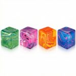 Quatre cubes anti-stress squishy aux motifs marbrés violet, orange, vert et bleu sur fond blanc, texture gel translucide effet tourbillon.